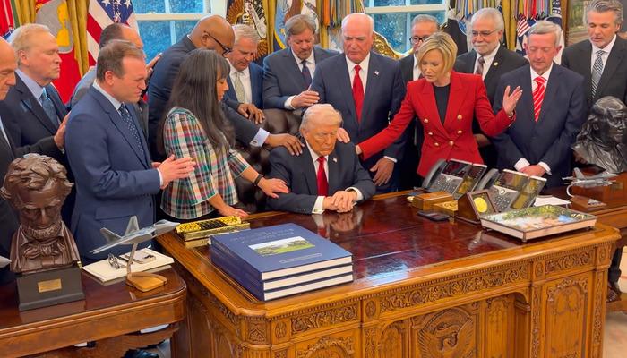 Trump g&ouml;zlerini kapattı; Oval Ofis&rsquo;te etrafını sarıp dua ettiler!