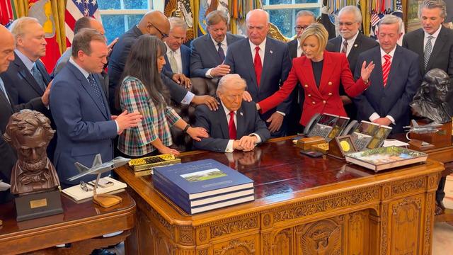 Trump gözlerini kapattı; Oval Ofis’te etrafını sarıp dua ettiler!