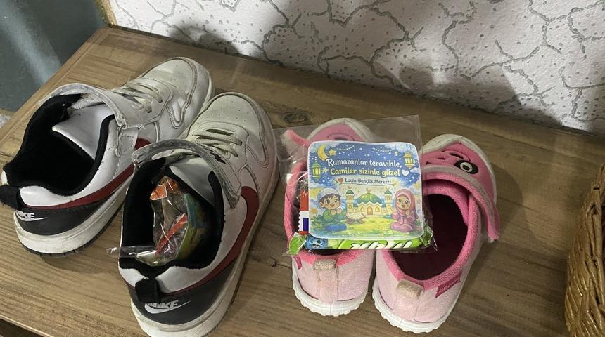 Teravih sonrası ayakkabılardan &ccedil;ıkan hediyeler &ccedil;ocukları sevindirdi