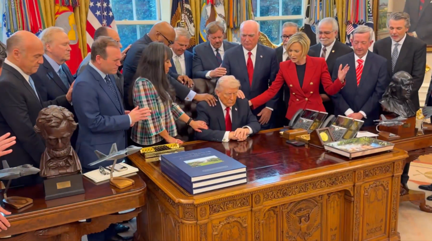 Oval Ofis'teki dua g&ouml;r&uuml;nt&uuml;leri g&uuml;ndem oldu! İletişim uzmanı Erg&uuml;t: "&Ccedil;ağımızın en ironik fotoğraflarından biri"