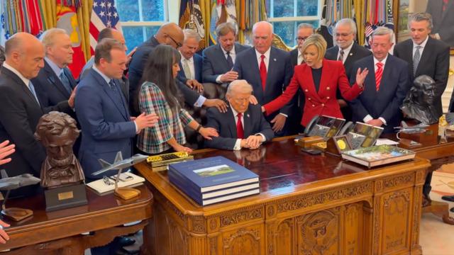 Oval Ofis'teki dua görüntüleri gündem oldu! İletişim uzmanı Ergüt: Çağımızın en ironik fotoğraflarından biri