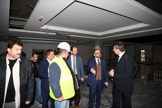 Başkan Üzülmez, Kartepe Belediyesi yeni binasını inceledi