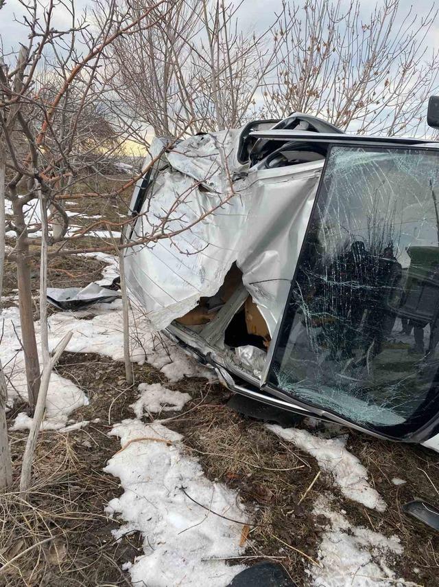 Van&rsquo;da kamyonet devrildi: 2 yaralı 6