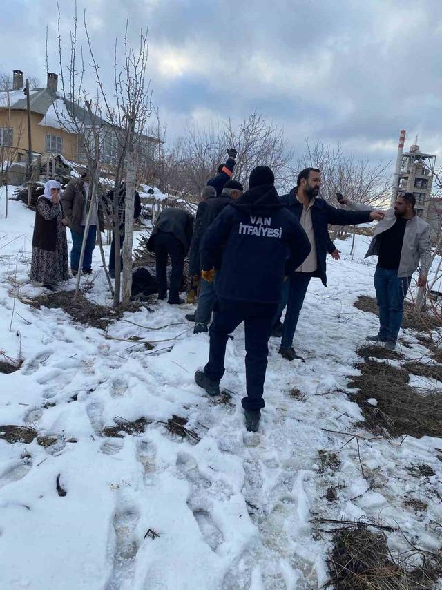 Van&rsquo;da kamyonet devrildi: 2 yaralı 5