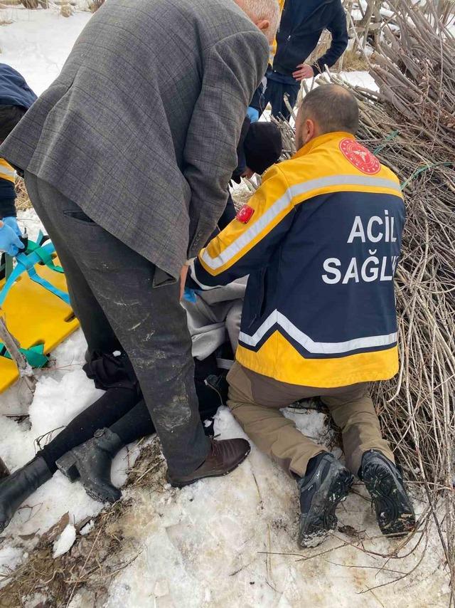 Van&rsquo;da kamyonet devrildi: 2 yaralı 4