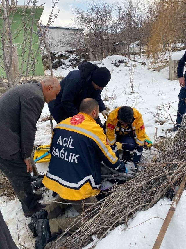 Van&rsquo;da kamyonet devrildi: 2 yaralı 3
