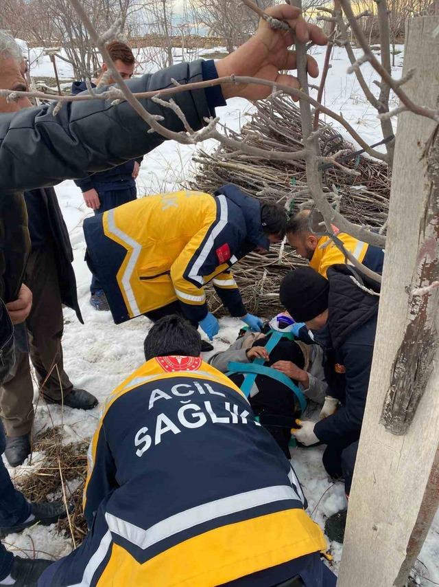 Van&rsquo;da kamyonet devrildi: 2 yaralı 2