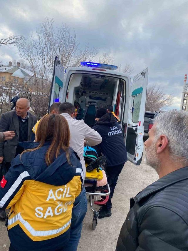 Van&rsquo;da kamyonet devrildi: 2 yaralı 1