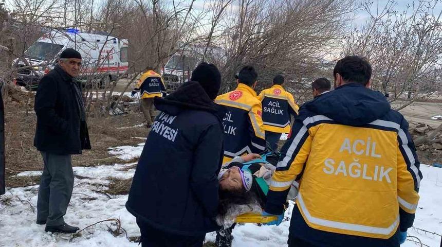 Van&rsquo;da kamyonet devrildi: 2 yaralı