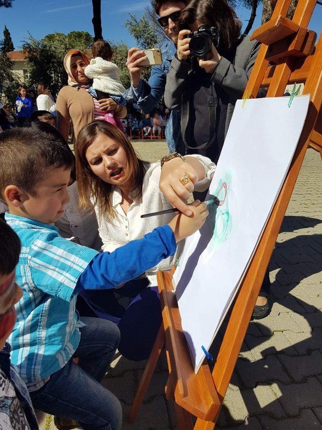 Otizmli çocuklar farkındalık şenliğinde buluştu