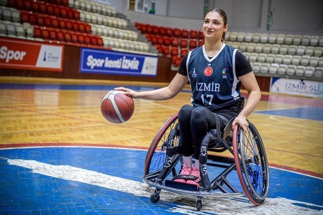 İzmirli kadın sporcu, sakatlık sonrası tekerlekli sandalyeyle spora d&ouml;nd&uuml; 1