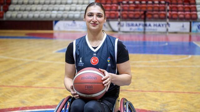 İzmirli kadın sporcu, sakatlık sonrası tekerlekli sandalyeyle spora döndü