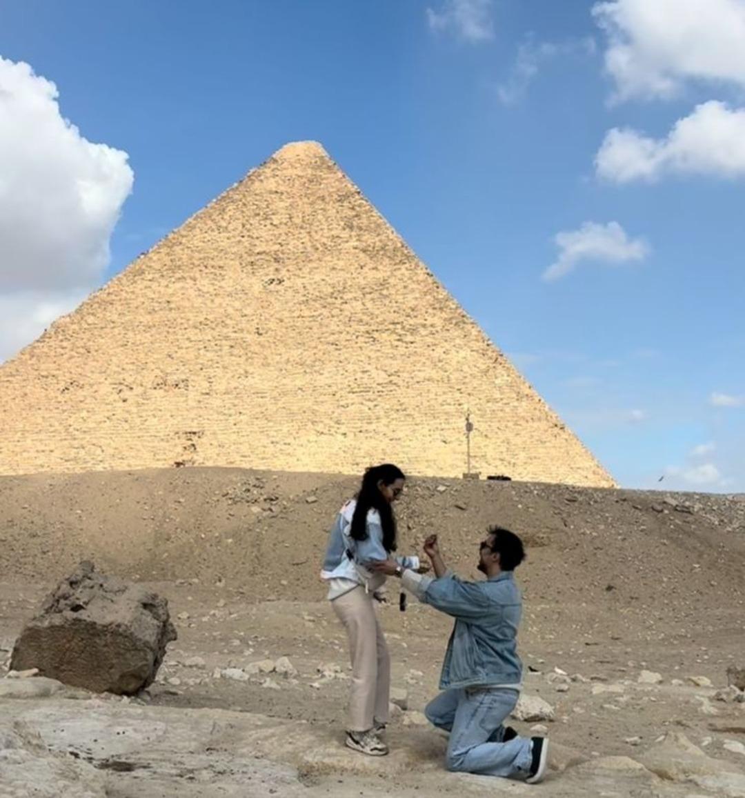 &Uuml;nl&uuml; oyuncu Doğa&ccedil; Yıldız evleniyor! Piramitler &ouml;n&uuml;nde s&uuml;rpriz teklif  2