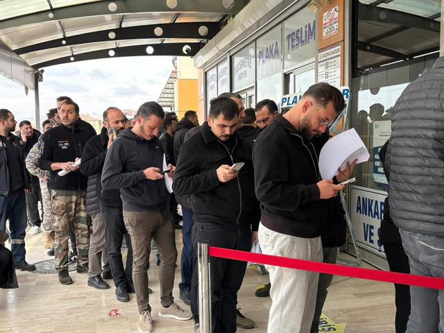 Cezayı duyan koştu! 140 bin TL'lik plaka kuyruğu 