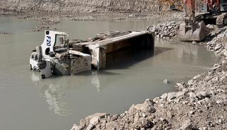 Devrilen hafriyat kamyonunun şof&ouml;r&uuml; &ouml;ld&uuml;