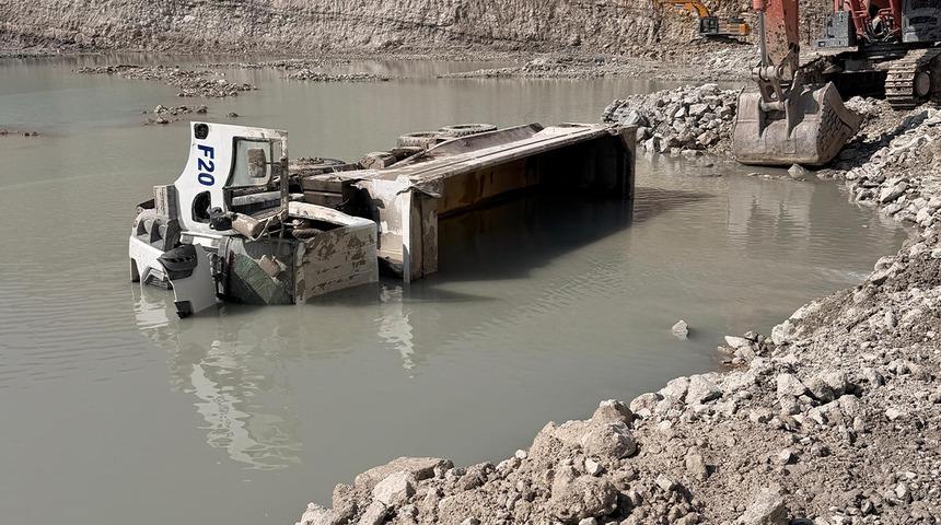 Devrilen hafriyat kamyonunun şof&ouml;r&uuml; &ouml;ld&uuml;