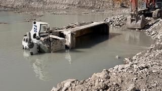 Devrilen hafriyat kamyonunun şoförü öldü