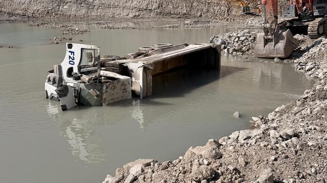 Devrilen hafriyat kamyonunun şoförü öldü