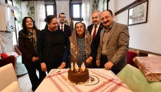 Asırlık &ccedil;ınar 100. yaş g&uuml;n&uuml;nde yalnız bırakılmadı