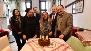 Asırlık çınar 100. yaş gününde yalnız bırakılmadı