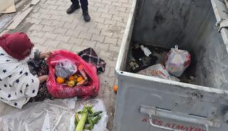 &Ccedil;&ouml;pten eşya topluyormuş gibi duygu s&ouml;m&uuml;r&uuml;s&uuml; yapan 2 dilenci yakalandı