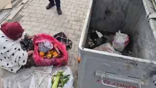 Çöpten eşya topluyormuş gibi duygu sömürüsü yapan 2 dilenci yakalandı