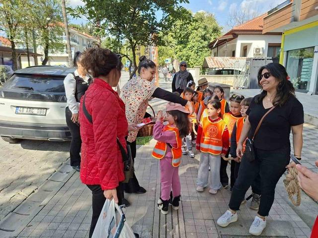 K&ouml;yceğiz&rsquo;de minik &ouml;ğrencilerden kadınlara anlamlı jest 3