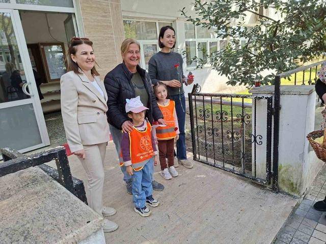 K&ouml;yceğiz&rsquo;de minik &ouml;ğrencilerden kadınlara anlamlı jest 2