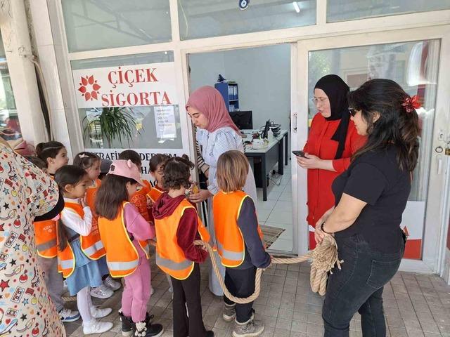 K&ouml;yceğiz&rsquo;de minik &ouml;ğrencilerden kadınlara anlamlı jest 1