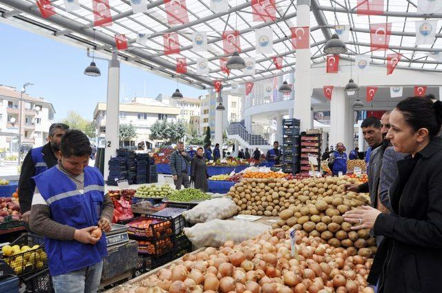 15 yaşındaki pazarcı tezgah başında söylediği türkü ile mest etti