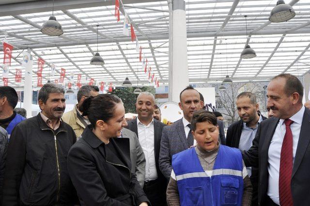 15 yaşındaki pazarcı tezgah başında söylediği türkü ile mest etti