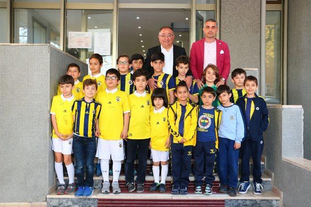 Fenerbahçeli minikler Salman’ı ziyaret etti