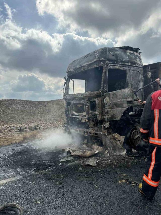 Diyarbakır&rsquo;da seyir halindeki tır alev aldı 1