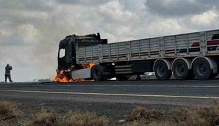 Diyarbakır&rsquo;da seyir halindeki tır alev aldı