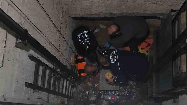 Arızalanan asans&ouml;r&uuml; kontrol etmek isterken asans&ouml;r boşluğuna d&uuml;şt&uuml; 2