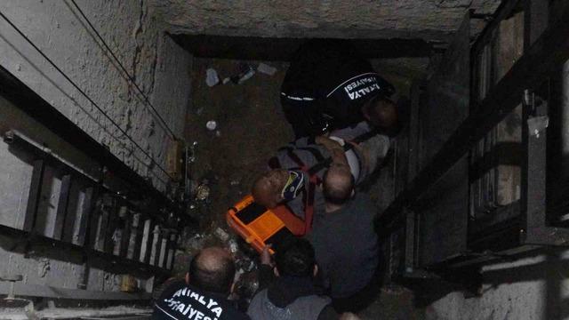 Arızalanan asans&ouml;r&uuml; kontrol etmek isterken asans&ouml;r boşluğuna d&uuml;şt&uuml; 4