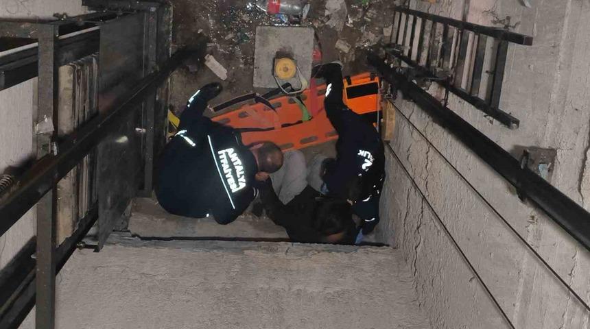 Arızalanan asans&ouml;r&uuml; kontrol etmek isterken asans&ouml;r boşluğuna d&uuml;şt&uuml;