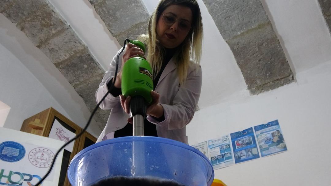 T&uuml;rkiye de başka &ouml;rneği yok: Yumurta kolisinden el yapımı kağıt &uuml;retiyorlar 5