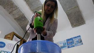 Türkiye'de başka örneği yok: Yumurta kolisinden el yapımı kağıt üretiyorlar