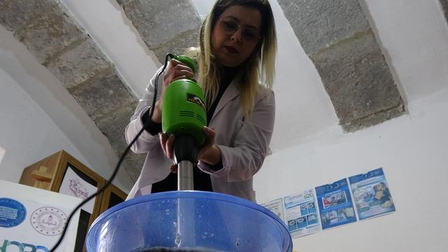 Türkiye'de başka örneği yok: Yumurta kolisinden el yapımı kağıt üretiyorlar