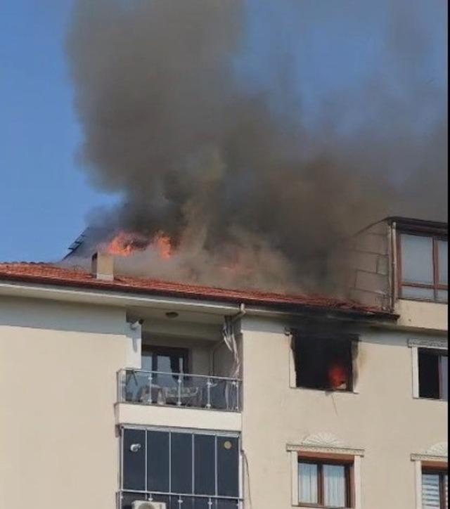 Salihli&rsquo;de 4 katlı bina alevlere teslim oldu 4