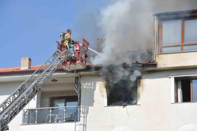 Salihli&rsquo;de 4 katlı bina alevlere teslim oldu 3