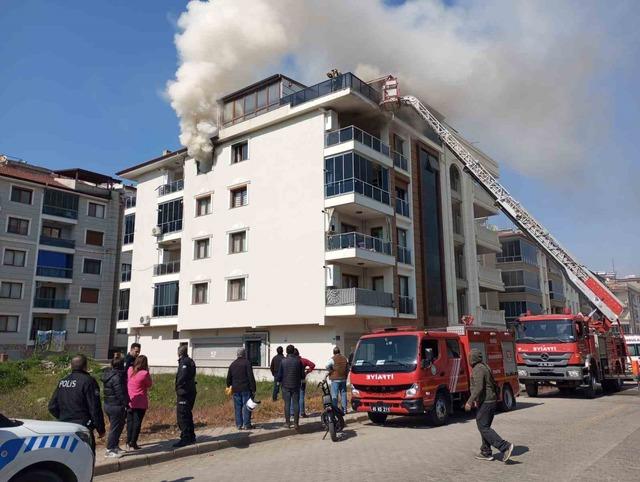 Salihli&rsquo;de 4 katlı bina alevlere teslim oldu 2