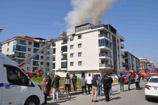Salihli&rsquo;de 4 katlı bina alevlere teslim oldu 1