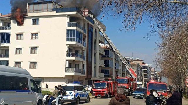 Salihli’de 4 katlı bina alevlere teslim oldu