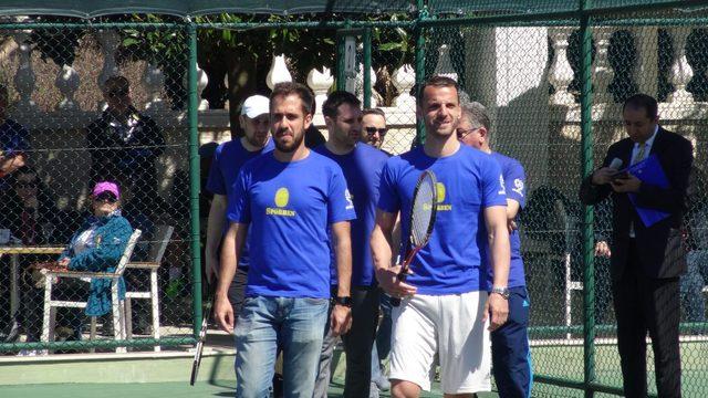 Fenerbahçeli Soldado, otizmli tenisçi ile gösteri maçı yaptı