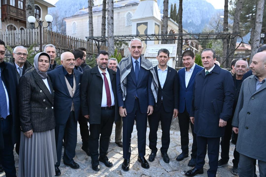 Bakan Ersoy, hemşeriyleriyle geleneksel iftar sofrasında bir araya geldi 2