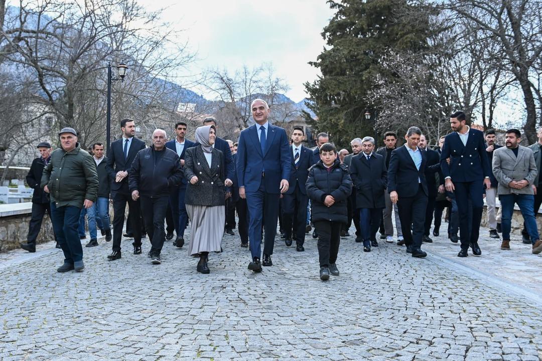 Bakan Ersoy, hemşeriyleriyle geleneksel iftar sofrasında bir araya geldi 3