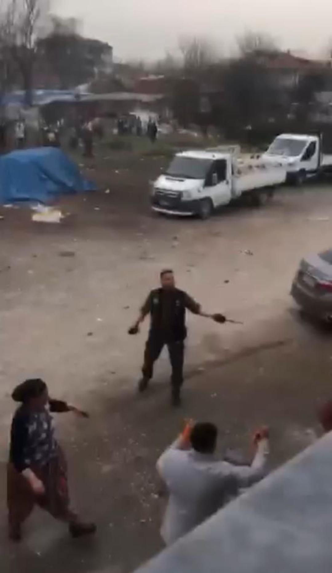 Sakarya da hareketli dakikalar: Firariyi vermemek i&ccedil;in polise direndiler 1