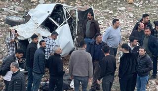 Siirt'te devrilen otomobil hurdaya d&ouml;nd&uuml;: 3 ağır yaralı